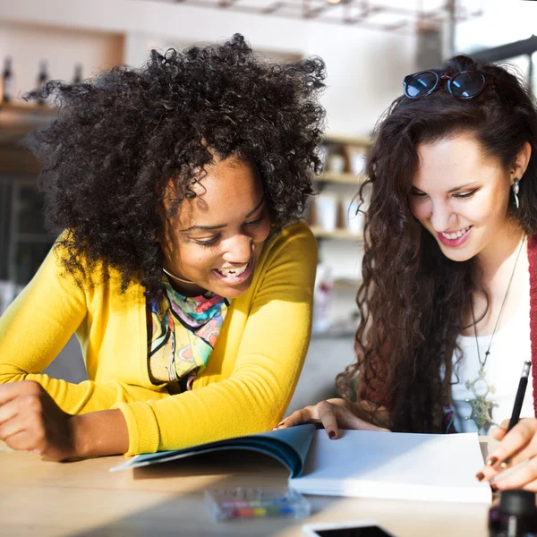 Brainstorming für Geschäftsfrauen im Amt — Stockfoto