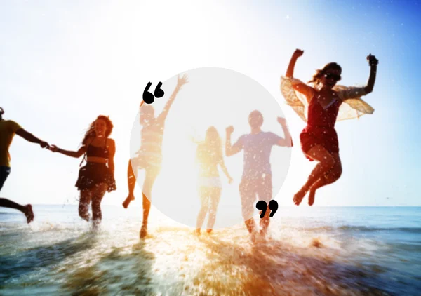 Glückliche Freunde, die Spaß am Strand haben — Stockfoto