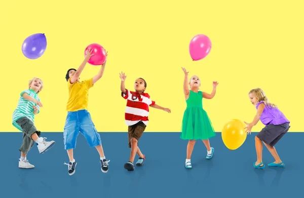 Çocuklar balonlarla oynuyor — Stok fotoğraf