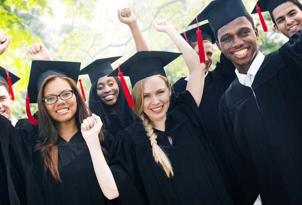 Estudiantes de diversidad celebran el concepto de graduación —  Fotos de Stock