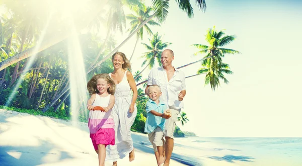 Familienglück beim Strandkonzept — Stockfoto