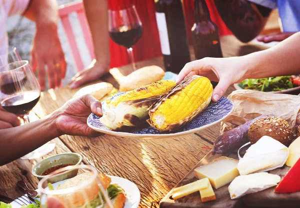 Människor med lunch — Stockfoto