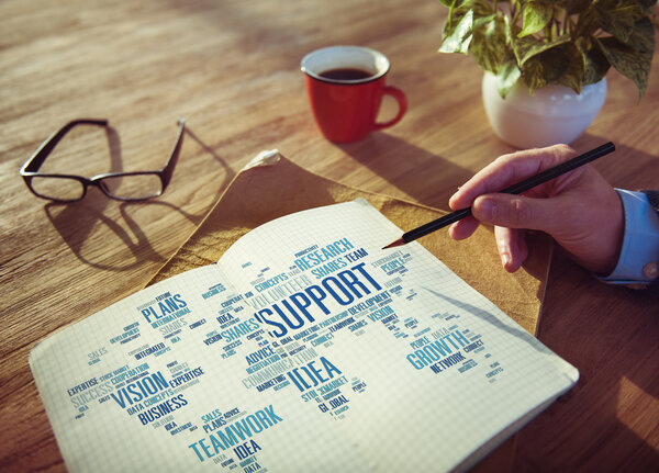 Бизнесмен, работающий с концепцией поддержки
