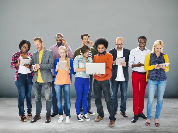 Menschen, die digitale Geräte nutzen — Stockfoto