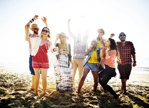 Друзі висить на пляжній вечірці — стокове фото