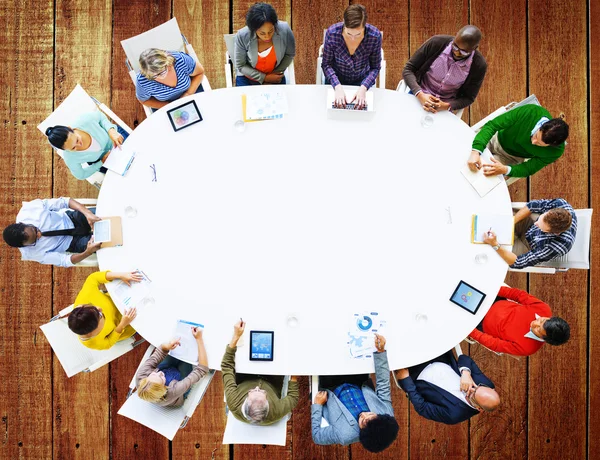 Groep van mensen uit het bedrijfsleven op vergadering brainstormen — Stockfoto