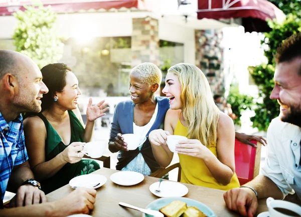 Amici appendere fuori a festa all'aperto — Foto Stock