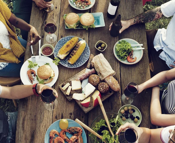 Pessoas almoçando ao ar livre — Fotografia de Stock