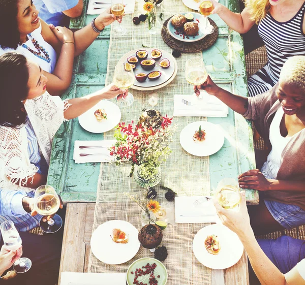 Groep mensen op picknick — Stockfoto