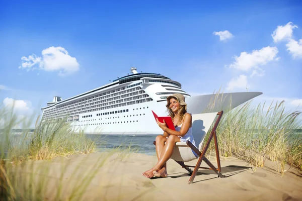 Frau entspannen sonnigen Strand Konzept — Stockfoto