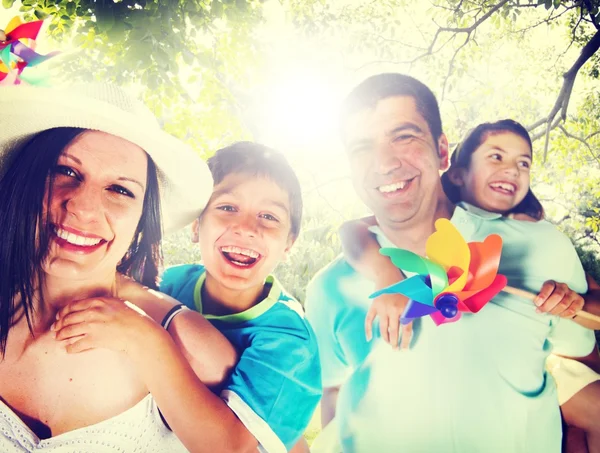 Família férias lúdicas — Fotografia de Stock