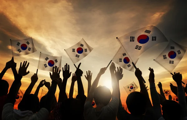 Personas sosteniendo banderas de Corea del Sur — Foto de Stock