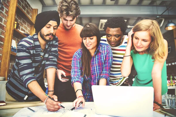 Grupo de personas diversas que trabajan juntas — Foto de Stock