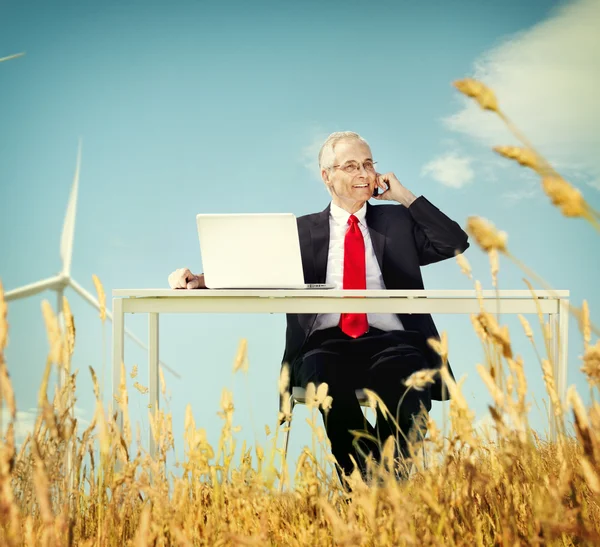 Zakenman die werken in de open lucht — Stockfoto