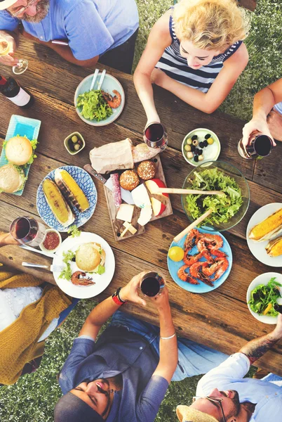 在户外用餐的朋友 — 图库照片