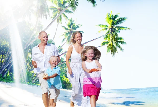 Familie lopen speels op vakantie Concept — Stockfoto