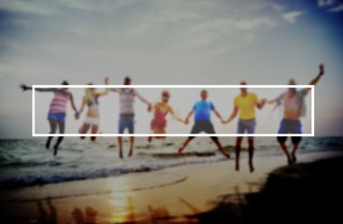 mutlu arkadaş sahilde atlama