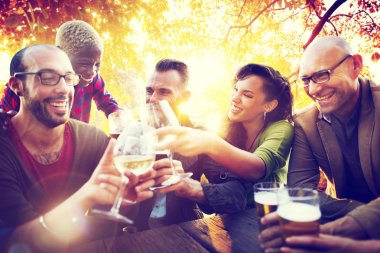 Dışarı asılı açık havada partide arkadaşlar