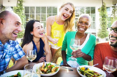 Dışarı asılı açık havada partide arkadaşlar