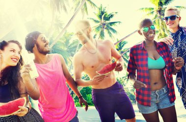 neşeli arkadaşlar Kumsal Partisi dışarı asılı