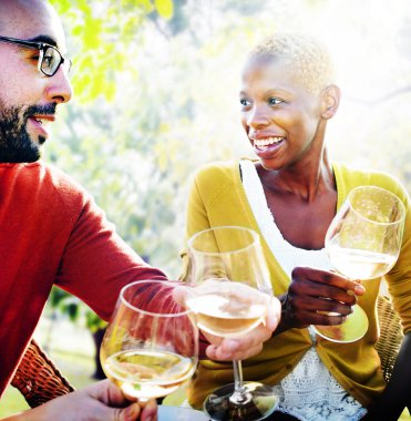 Şarap içen kadın ve erkek.