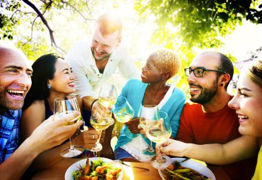 Dışarı asılı açık havada partide arkadaşlar