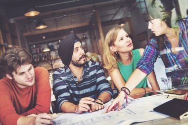 Farklı insanların birlikte çalışma grubu