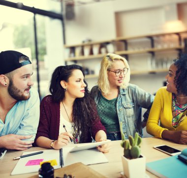 Çeşitli üniversite öğrencileri sınıfta beyin fırtınası