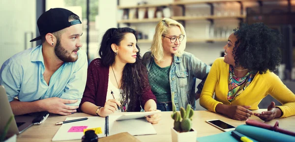 Uiteenlopende studenten brainstormen in klas — Stockfoto