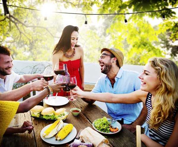 Vrienden opknoping uit bij Outdoors partij — Stockfoto