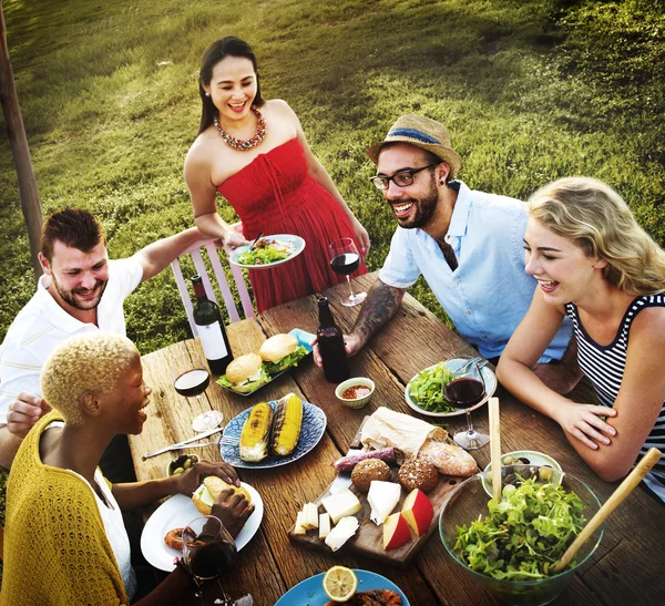 Gente cenando juntos — Foto de Stock