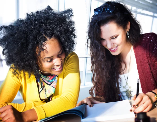 Brainstorming für Geschäftsfrauen im Amt — Stockfoto