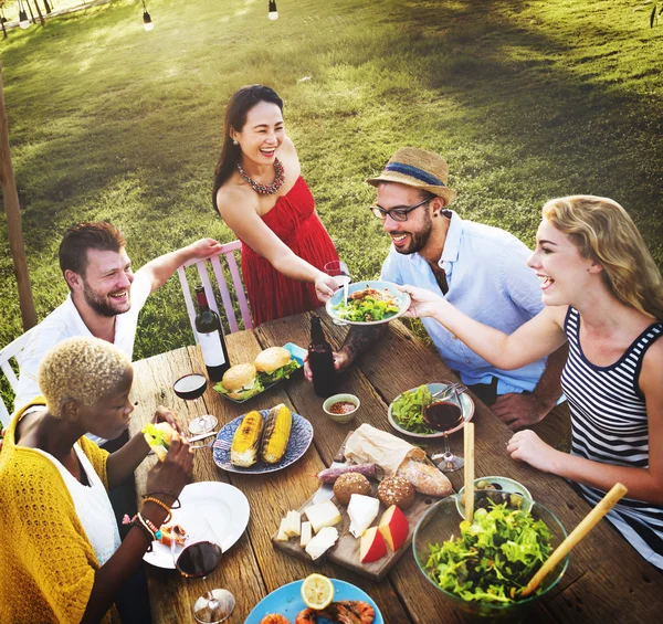 Pessoas almoçando no jardim — Fotografia de Stock