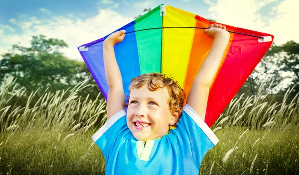 Küçük çocuk iskambil uçurtma