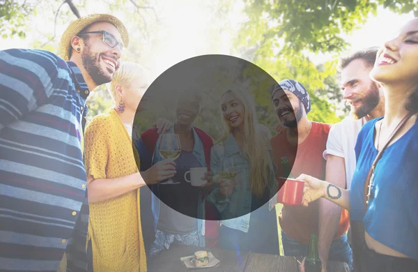 Cheerful friends hanging out at outdoors party — Stock Photo, Image