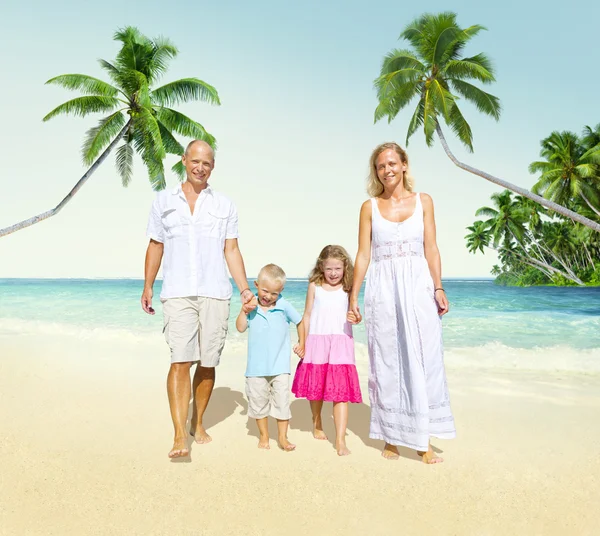 Familie wandelen op vakantie Concept — Stockfoto
