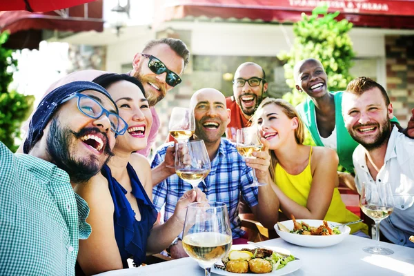 Amis traînant à la fête en plein air — Photo