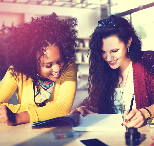 Brainstorming für Geschäftsfrauen im Amt — Stockfoto