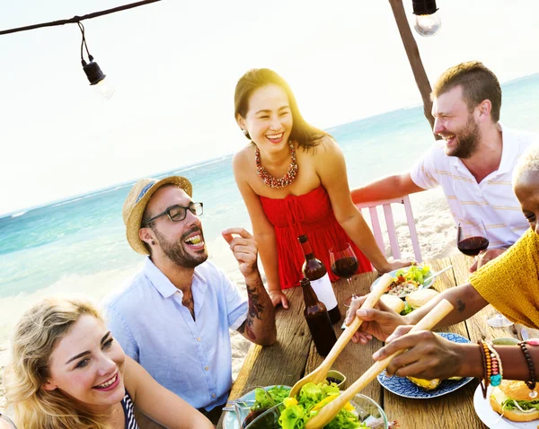 Amici che cenano sulla spiaggia — Foto Stock