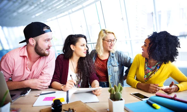 Diversi studenti universitari brainstorming in classe — Foto Stock