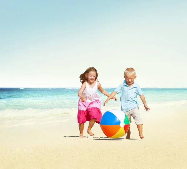 Broer en zus op strand Concept — Stockfoto