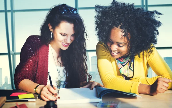 Brainstorming für Geschäftsfrauen im Amt — Stockfoto