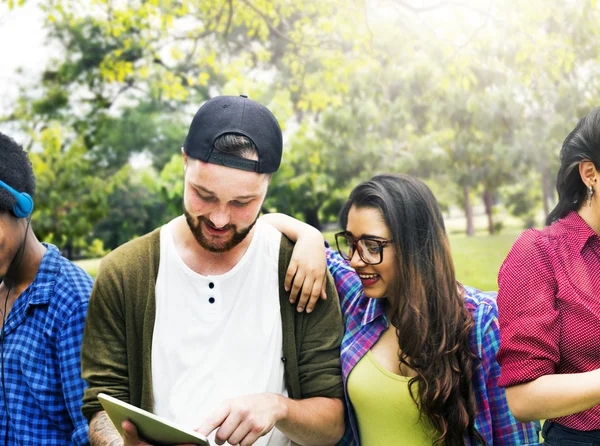 College students using wireless devices — Stock Photo, Image