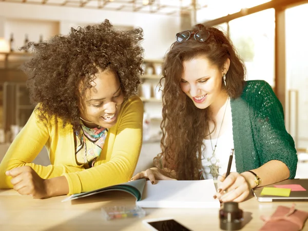 Brainstorming für Geschäftsfrauen im Amt — Stockfoto