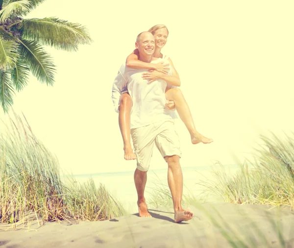 Paar op zomer strand Dating Concept — Stockfoto