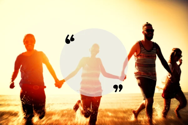 Glückliche Freunde, die Spaß am Strand haben — Stockfoto