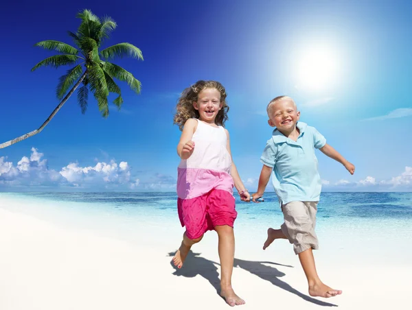 Bruder und Schwester beim Strandkonzept — Stockfoto