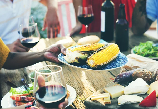 Människor med lunch — Stockfoto