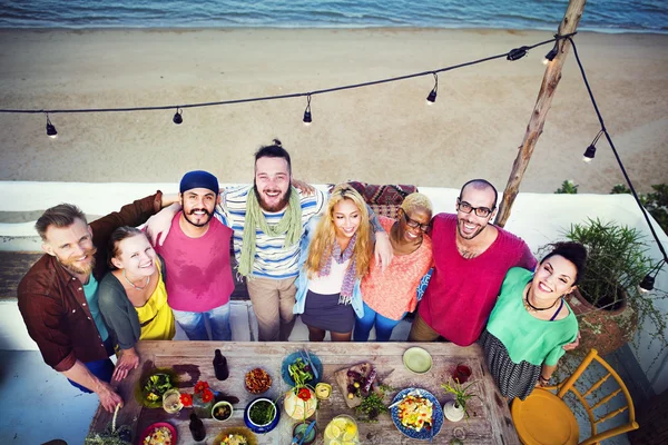 Vänner umgås på beach party — Stockfoto