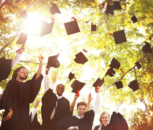 Estudantes celebrando o conceito de graduação — Fotografia de Stock